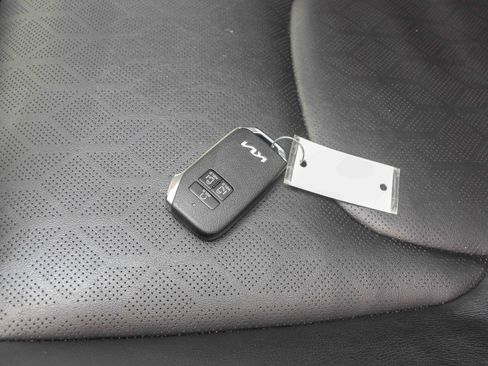 Used 2022 Kia Carnival LX image 26