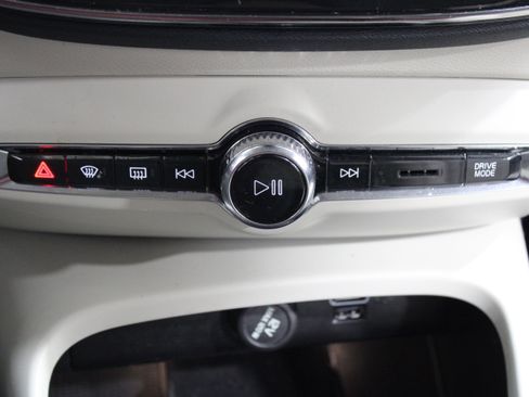 Used 2022 Volvo XC40 T4 Momentum FWD image 16