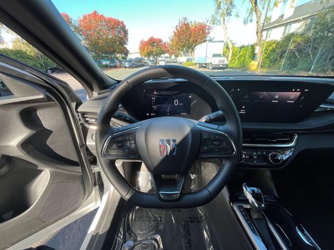 Used 2025 Buick Envista Sport Touring image 32