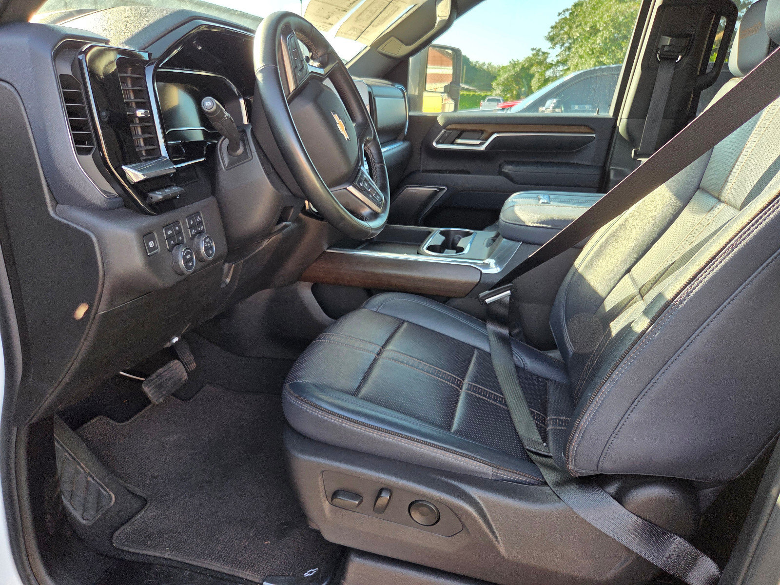 Used 2025 Chevrolet Silverado 3500 High Country w/ High Country Premium Package AWD/4WD image 5