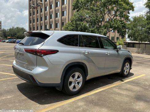 Used 2022 Toyota Highlander LE AWD/4WD image 6