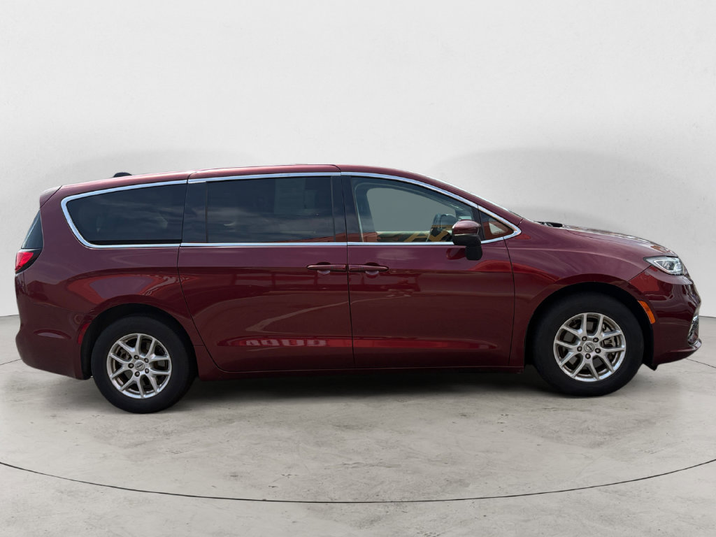 Used 2023 Chrysler Pacifica Touring-L FWD image 2