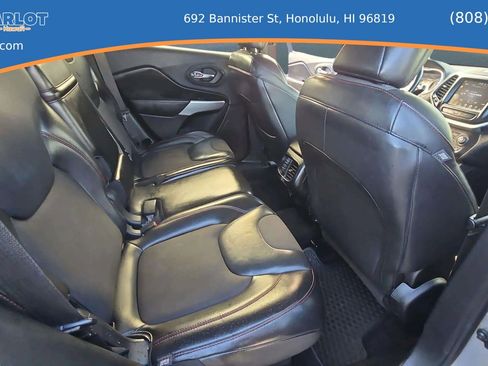 Used 2018 Jeep Cherokee Trailhawk AWD/4WD image 9