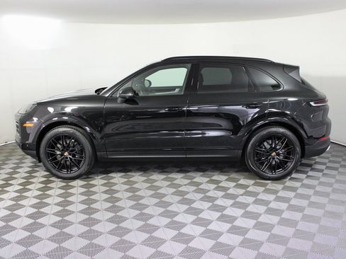 Used 2025 Porsche Cayenne image 2