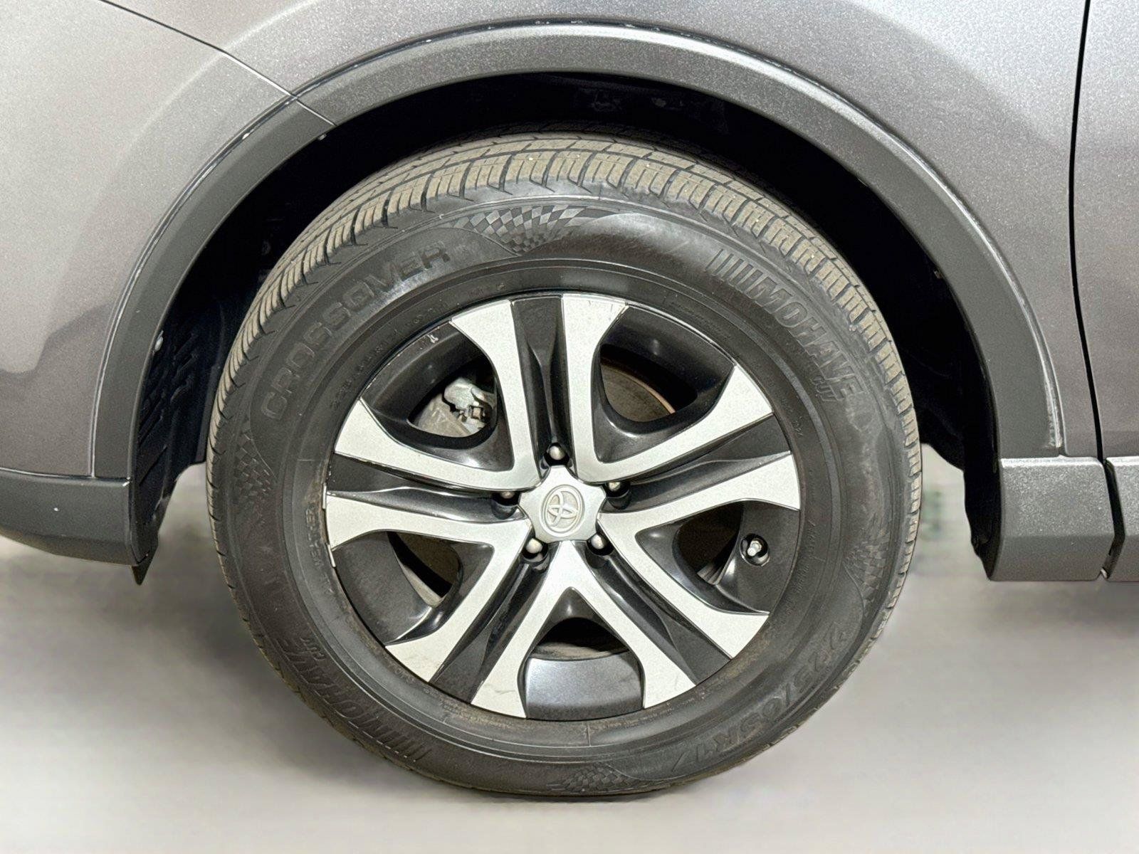 Used 2017 Toyota RAV4 LE w/ Carpet Mat Package AWD/4WD image 27
