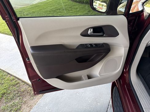Used 2017 Chrysler Pacifica Touring-L Plus w/ Advanced Safetytec Group FWD image 13
