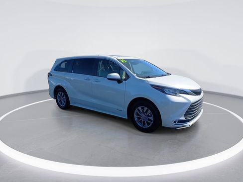 Used 2021 Toyota Sienna XLE image 2