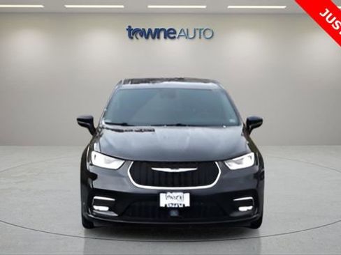 Used 2024 Chrysler Pacifica Touring-L image 10