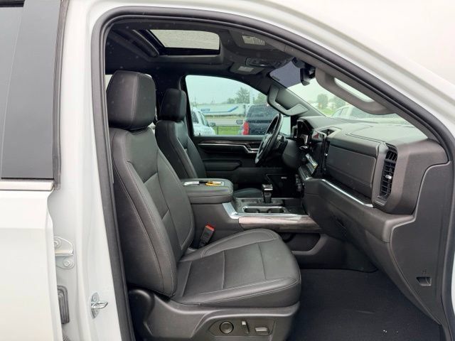 Used 2022 Chevrolet Silverado 1500 LTZ w/ LTZ Premium Package AWD/4WD image 11