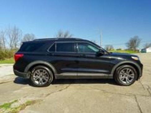Used 2022 Ford Explorer XLT w/ Equipment Group 202A image 2