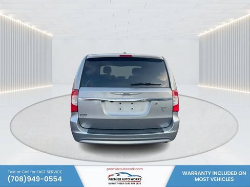 Used 2014 Chrysler Town & Country S FWD image 5
