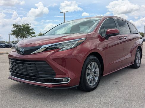 Used 2022 Toyota Sienna XLE FWD image 9