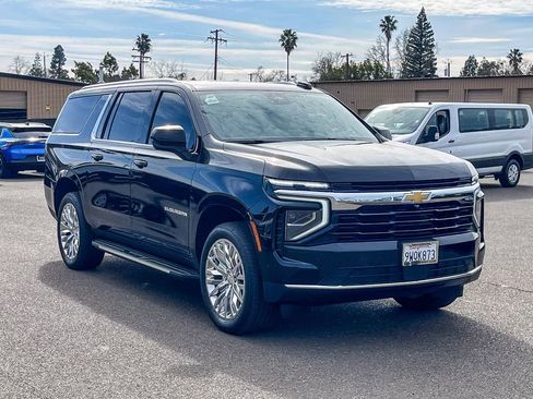 Used 2026 Chevrolet Suburban LS RWD image 5