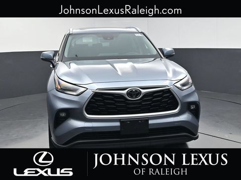 Used 2021 Toyota Highlander XLE AWD/4WD image 4