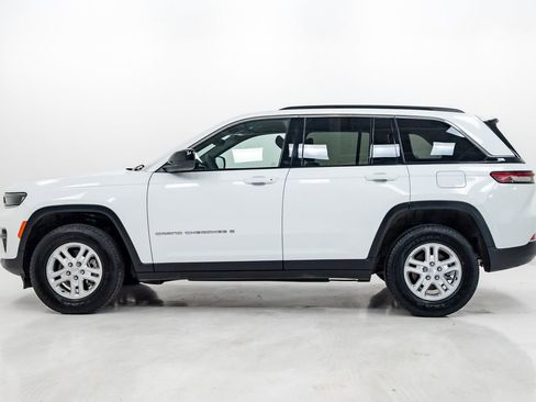 Used 2024 Jeep Grand Cherokee Laredo AWD/4WD image 25