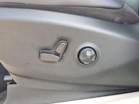 Used 2024 Chrysler Pacifica Touring-L FWD image 16