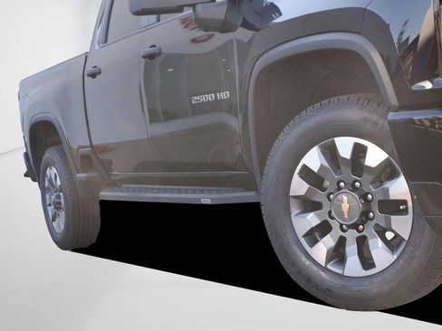 Used 2021 Chevrolet Silverado 2500 Custom w/ Custom Value Package image 3