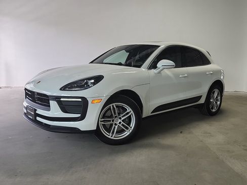Certified 2026 Porsche Macan AWD/4WD image 1