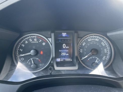 Used 2021 Toyota Tacoma TRD Off-Road w/ Technology Package AWD/4WD image 17