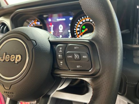 Used 2024 Jeep Gladiator Mojave AWD/4WD image 34
