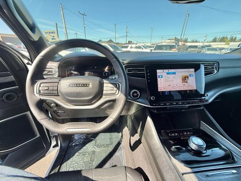 Used 2023 Jeep Wagoneer L Series II AWD/4WD image 10