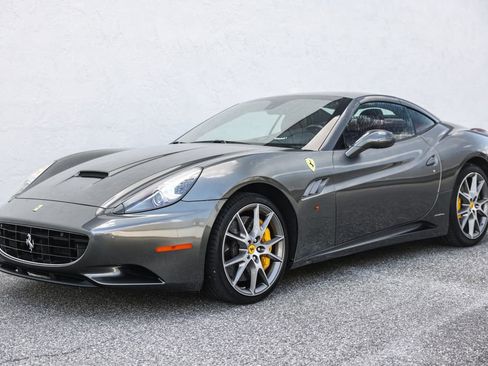 Used 2010 Ferrari California RWD image 21