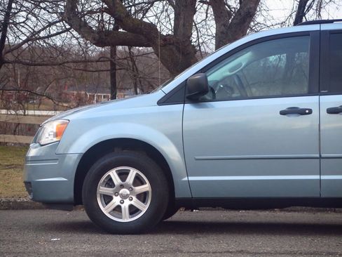 Used 2008 Chrysler Town & Country LX image 19