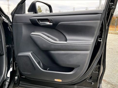 Used 2021 Toyota Highlander XLE image 23