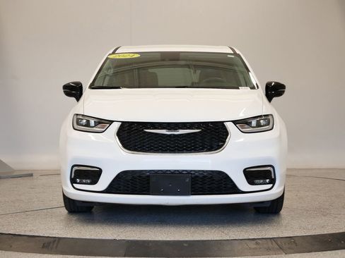 Used 2024 Chrysler Pacifica Touring-L image 48