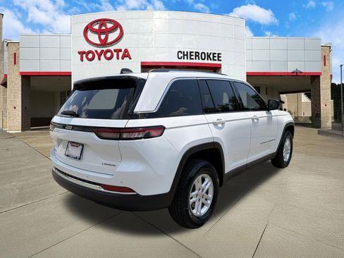 Used 2023 Jeep Grand Cherokee Laredo AWD/4WD image 5