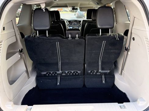 Used 2024 Chrysler Pacifica Touring-L image 9