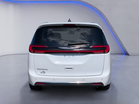 Used 2023 Chrysler Pacifica Touring-L FWD image 8