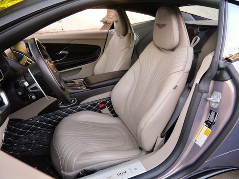 Used 2023 Aston Martin DB11 Coupe image 5