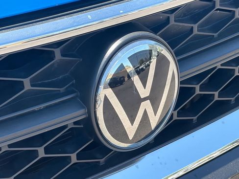 Used 2023 Volkswagen Taos SE w/ Panoramic Sunroof Package FWD image 8