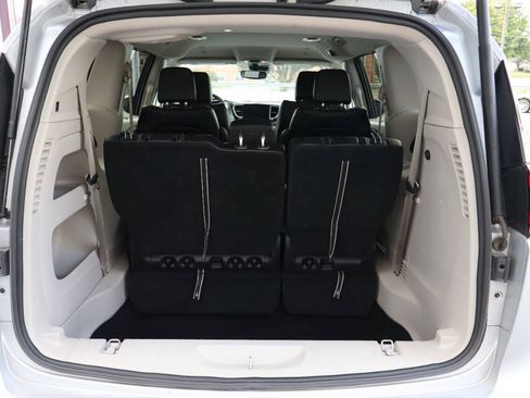 Used 2024 Chrysler Pacifica Touring-L FWD image 4