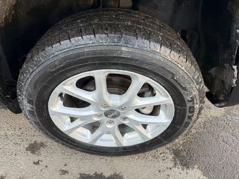 Used 2017 Jeep Cherokee Latitude FWD image 9