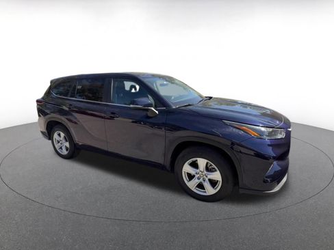 Used 2025 Toyota Highlander LE FWD image 2