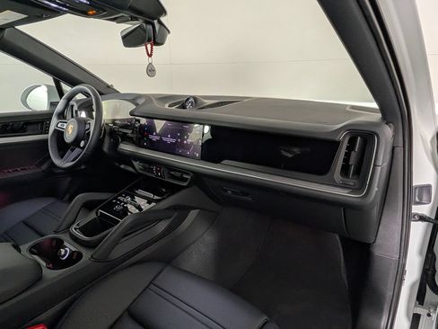 New 2026 Porsche Cayenne Coupe AWD/4WD image 19