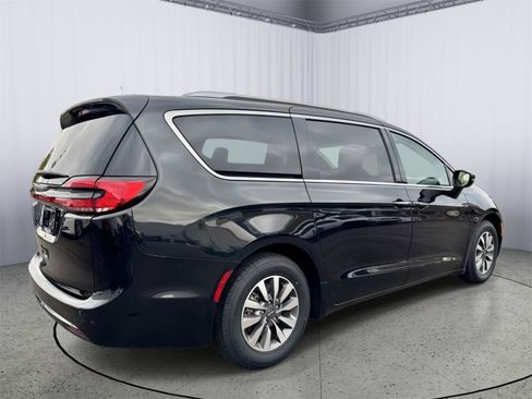 Used 2021 Chrysler Pacifica Touring-L FWD image 6