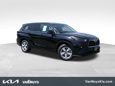 Used 2024 Toyota Highlander LE FWD image 1