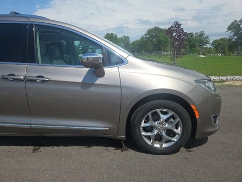 Used 2018 Chrysler Pacifica Limited w/ Advanced Safetytec Group FWD image 4