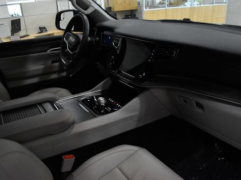 Used 2023 Jeep Wagoneer Series III w/ Preferred Equipment Group AWD/4WD image 19