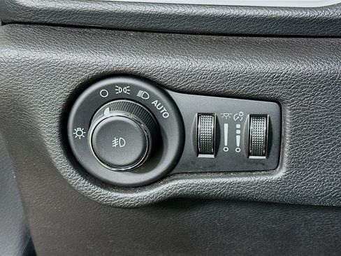 Used 2018 Chrysler Pacifica Touring-L w/ Premium Audio Group image 17