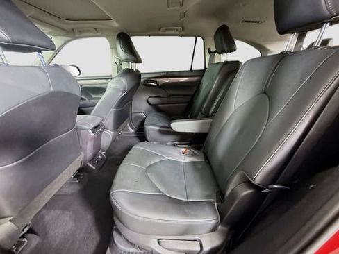 Used 2021 Toyota Highlander Limited FWD image 25