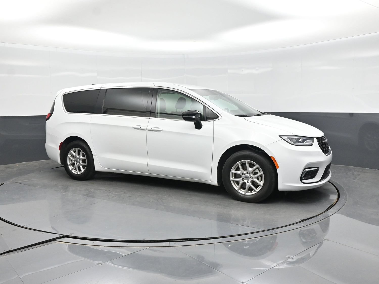 Used 2024 Chrysler Pacifica Touring-L FWD image 12
