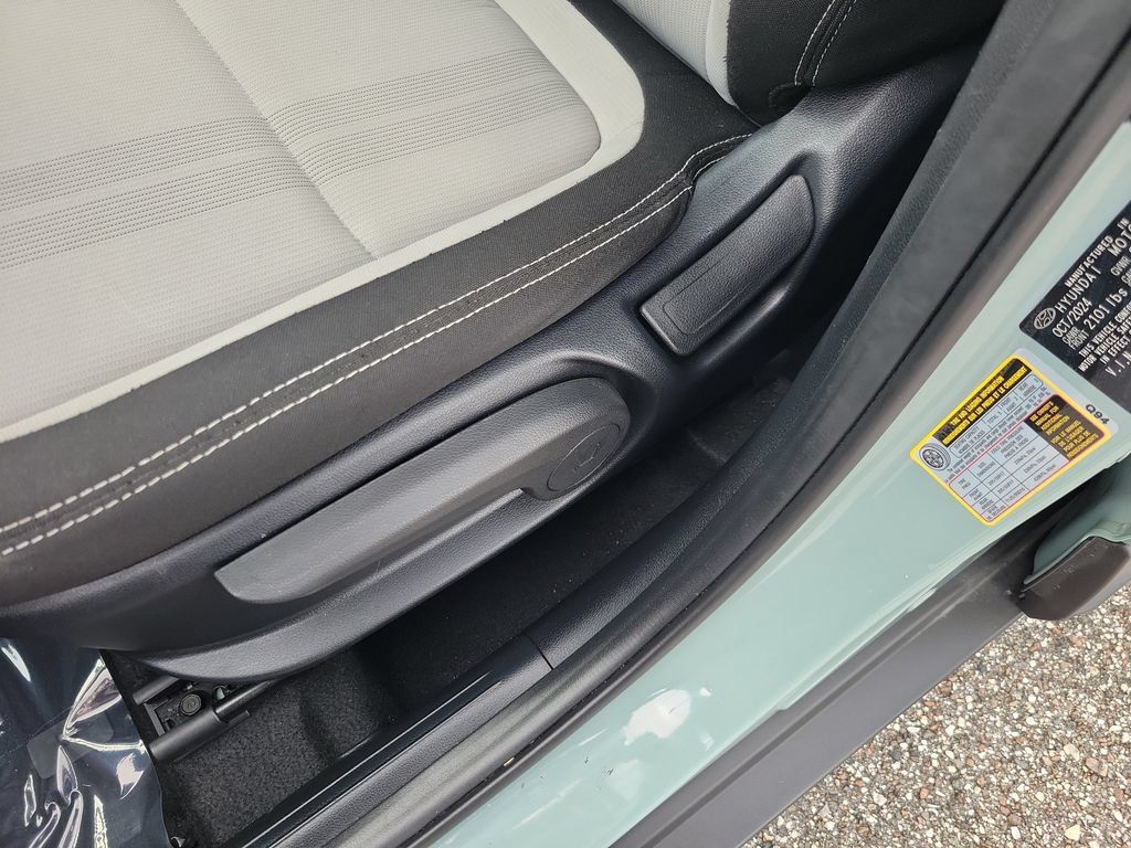 Used 2025 Hyundai Venue SEL FWD image 16