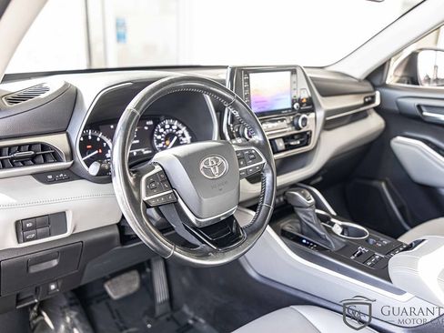 Used 2021 Toyota Highlander XLE AWD/4WD image 21