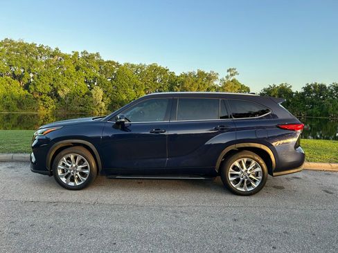 Used 2023 Toyota Highlander Limited image 2