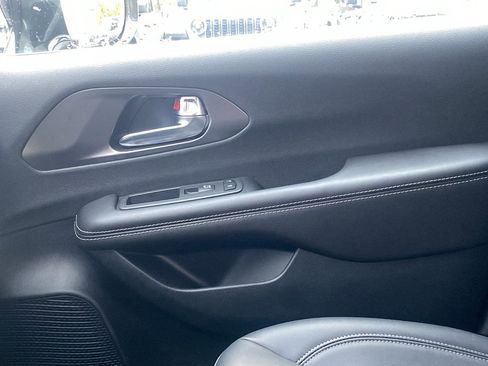 New 2026 Chrysler Pacifica Select image 16