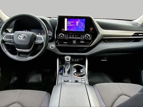 Used 2024 Toyota Highlander LE FWD image 15